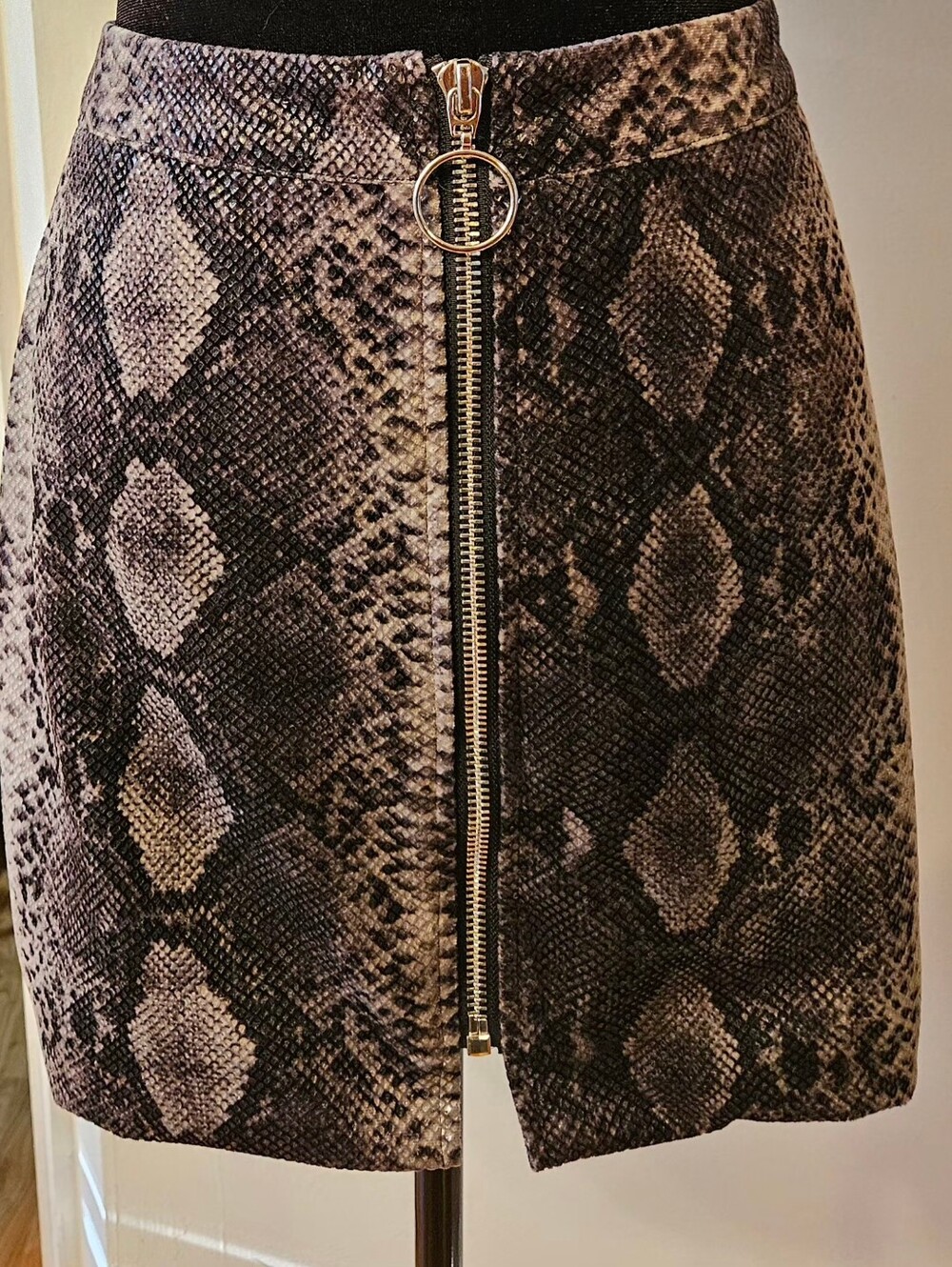 Dance & Marvel Faux Leather Snakeskin Mini Skirt Front Zip O-Ring Size L
